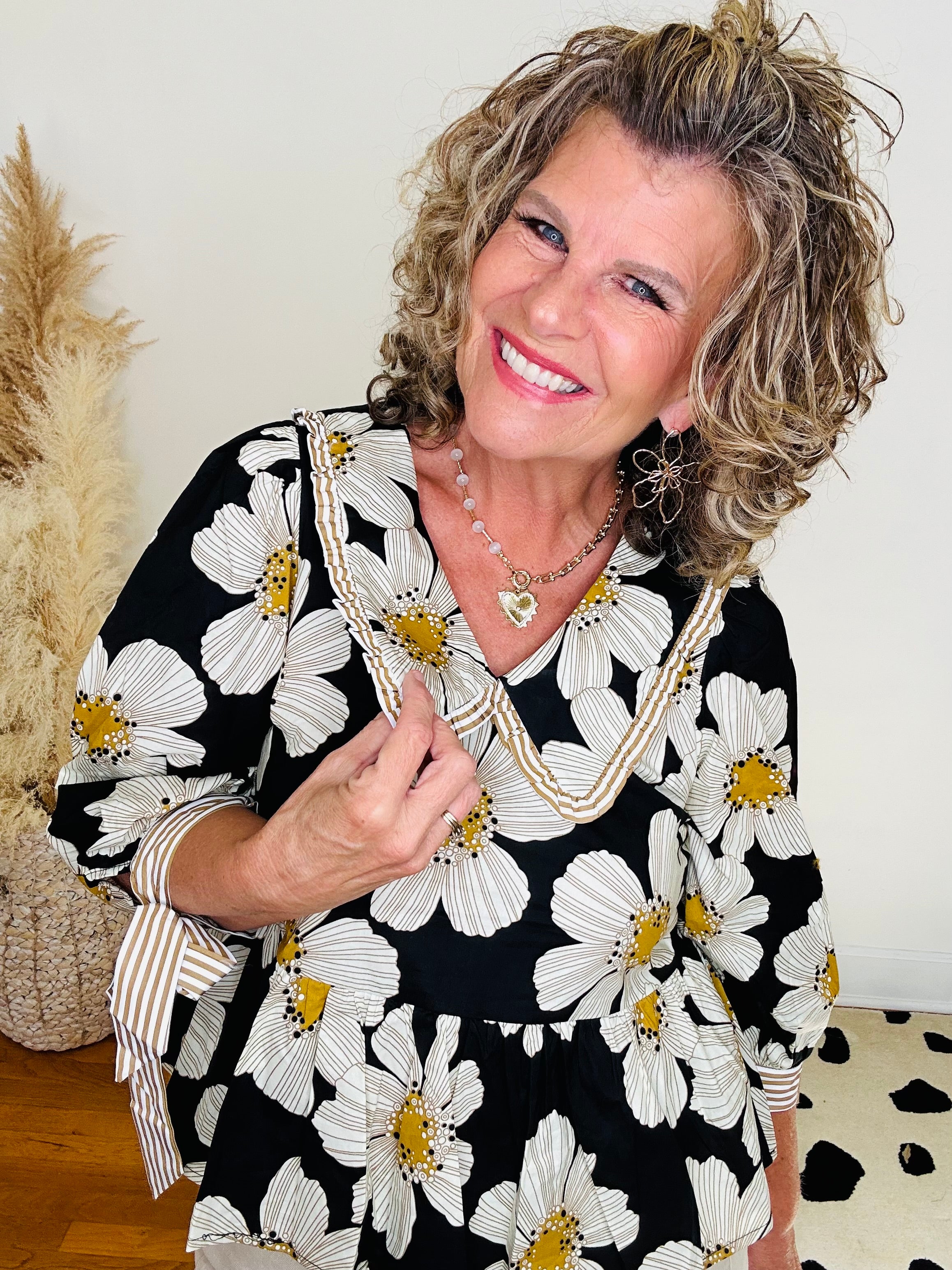 BLACK AND WHITE FLORAL TOP