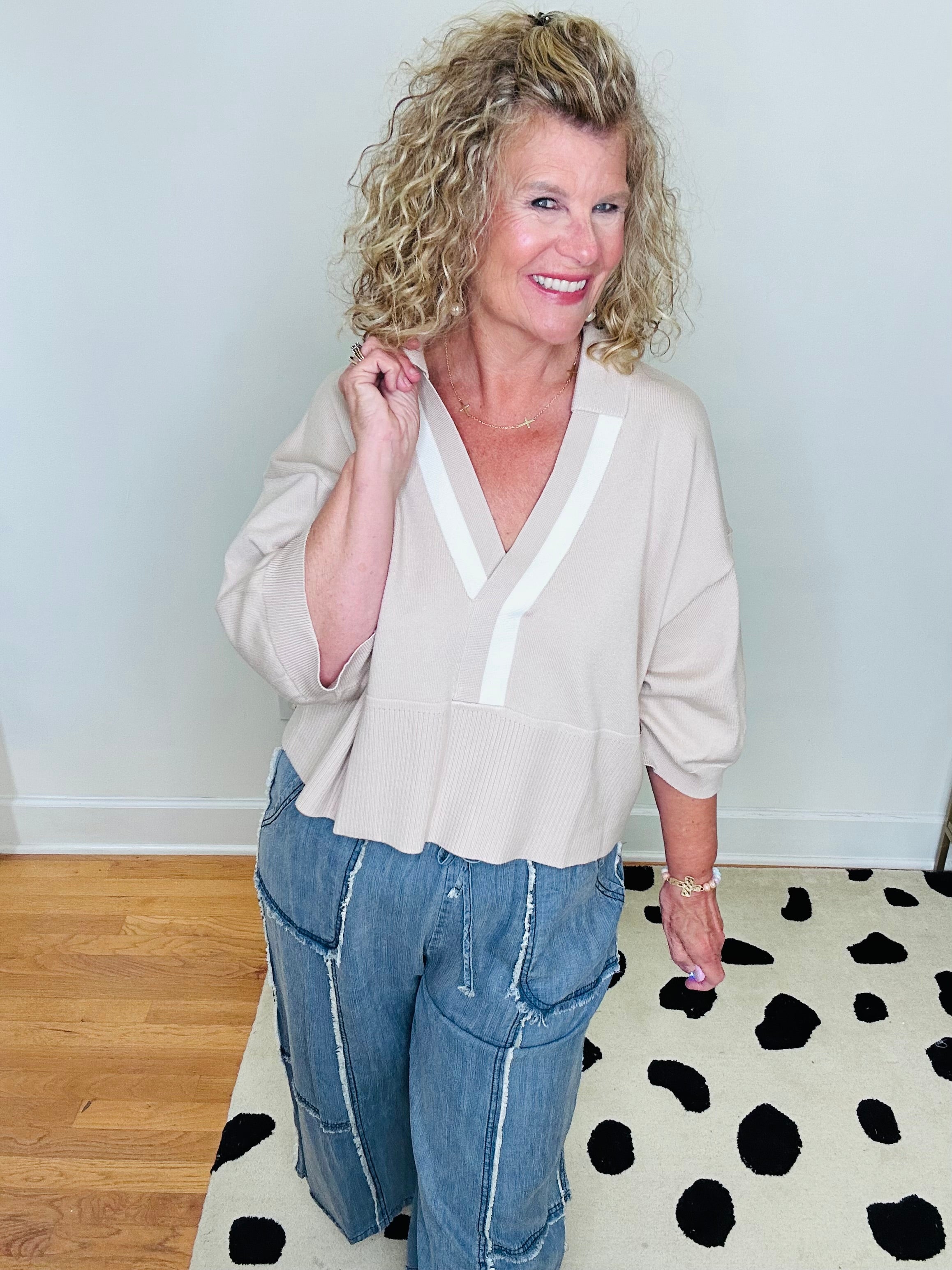 BEIGE KNIT TOP WITH COLLAR AND CONTRAST TRIM