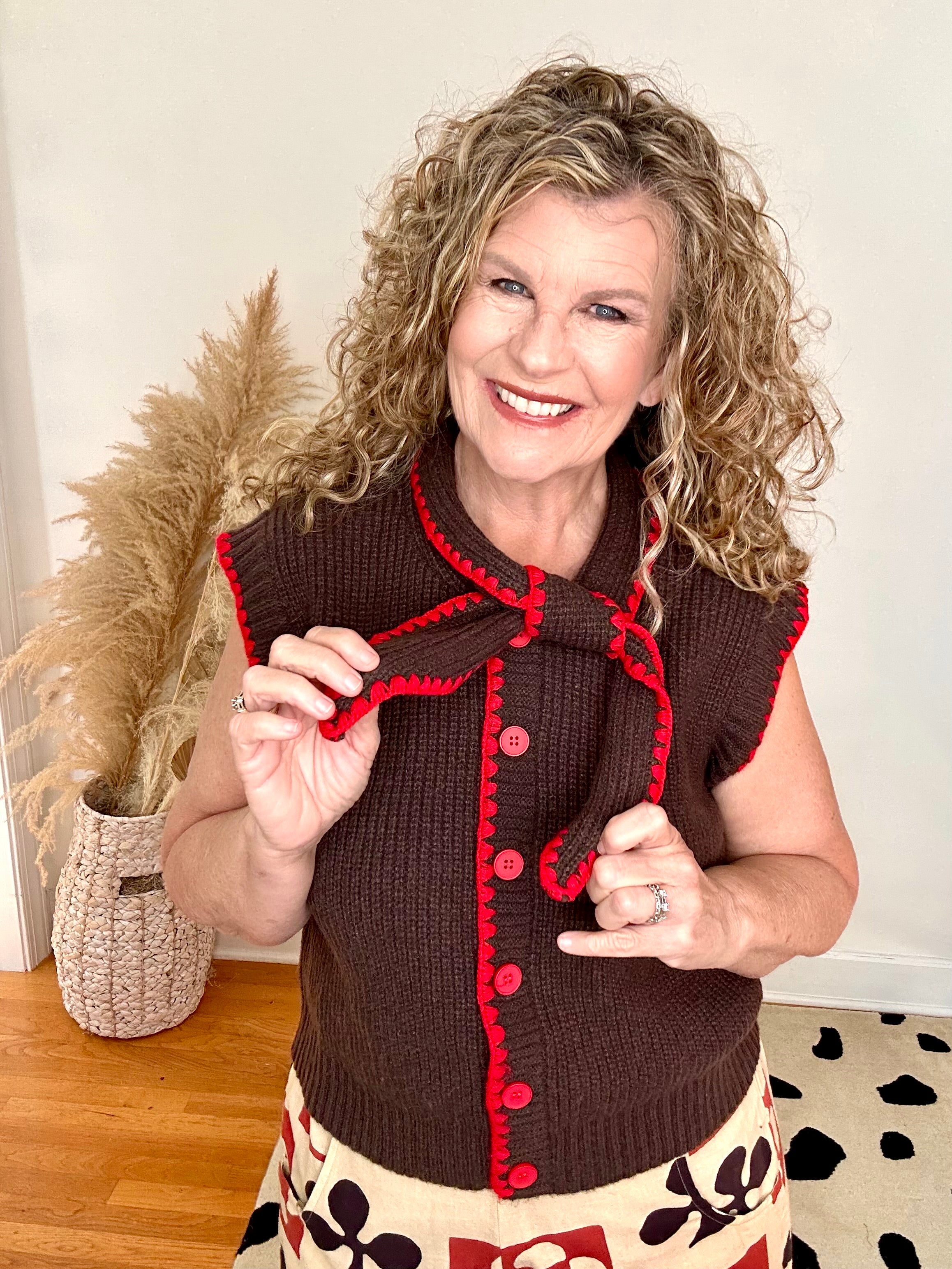 BLANKET STITCH TIE NECK SWEATER VEST-BROWN/RED