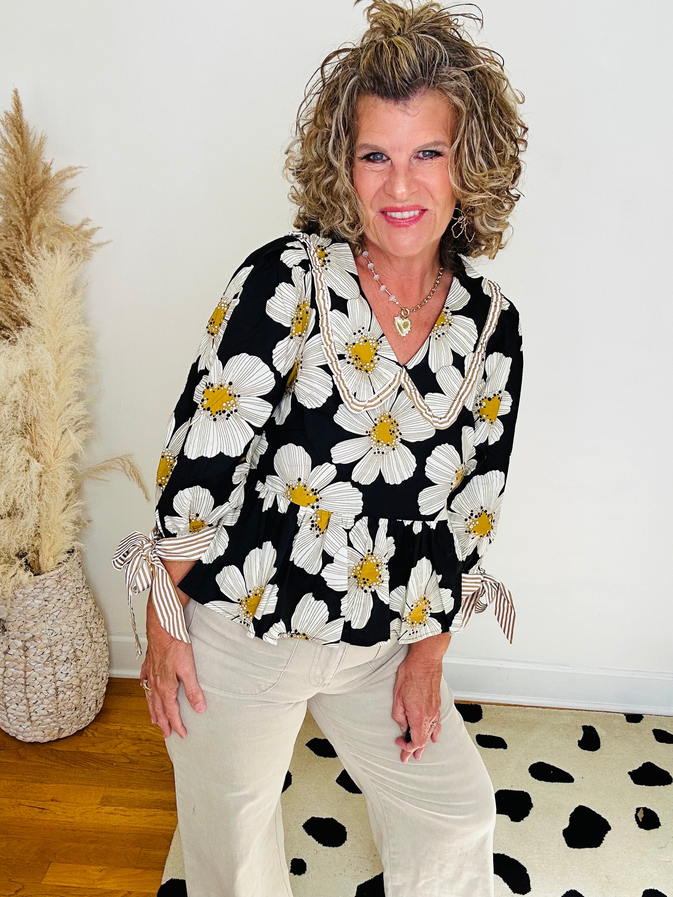 BLACK AND WHITE FLORAL TOP