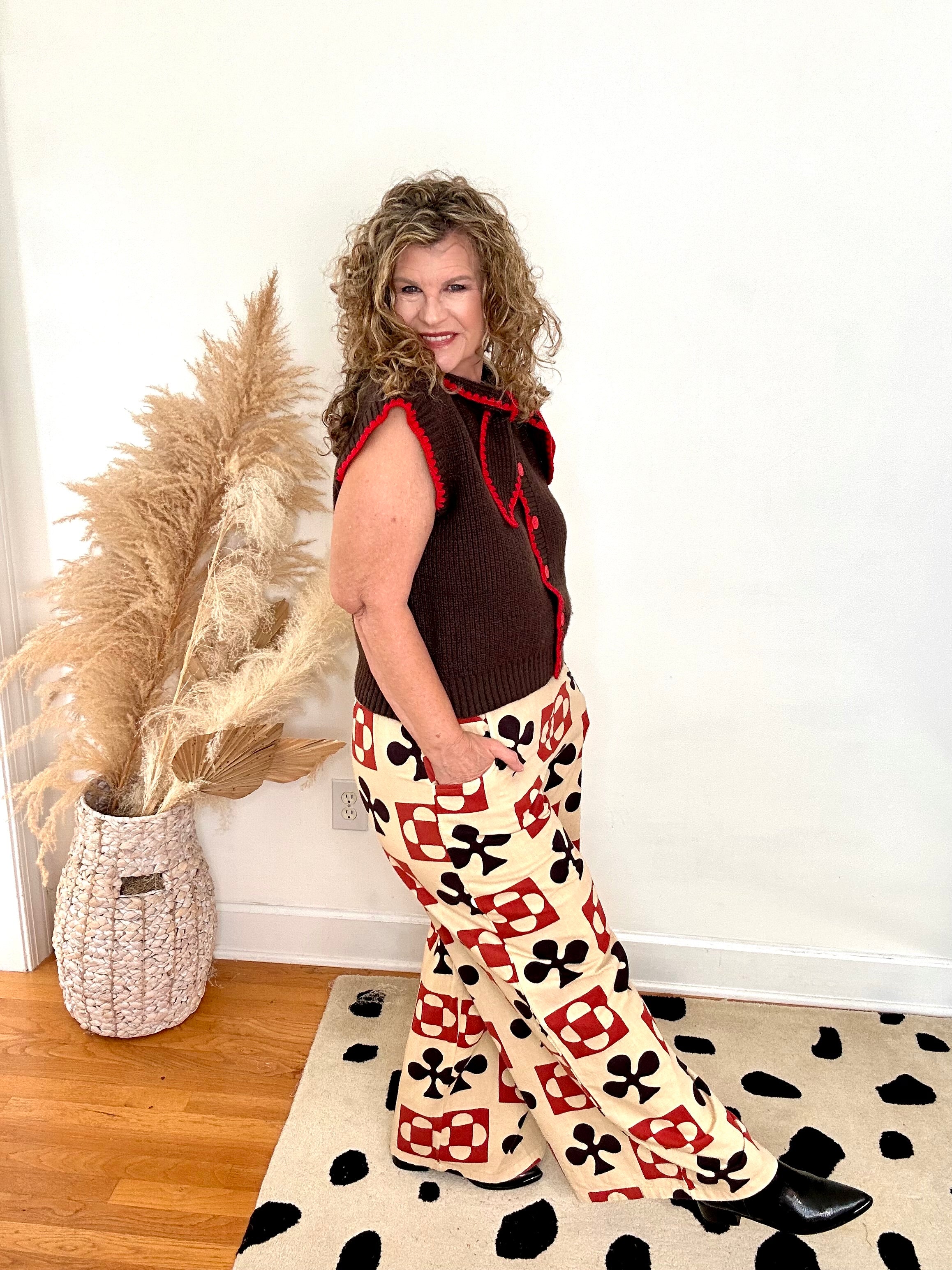 BLANKET STITCH TIE NECK SWEATER VEST-BROWN/RED